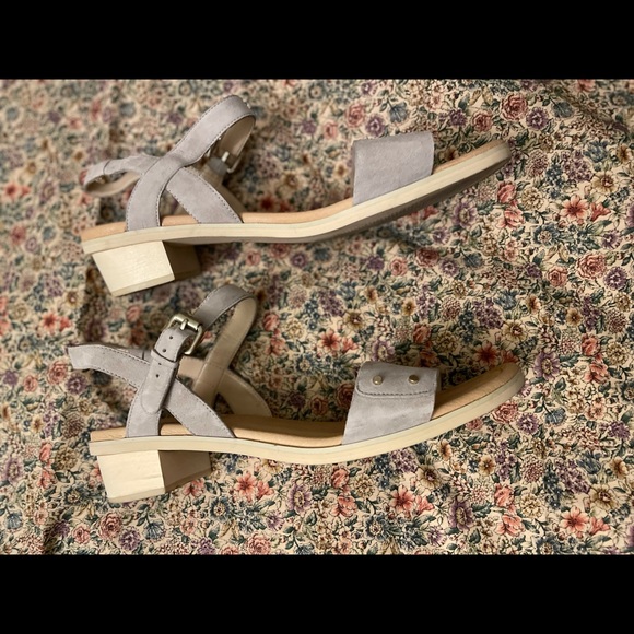 Dr. Scholl’s sandals. - Picture 2 of 7